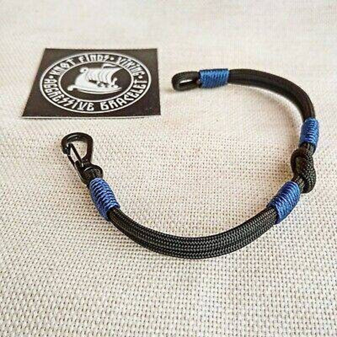 Instruction for the weaving carabiner bracelet. DIY gift. Paracord