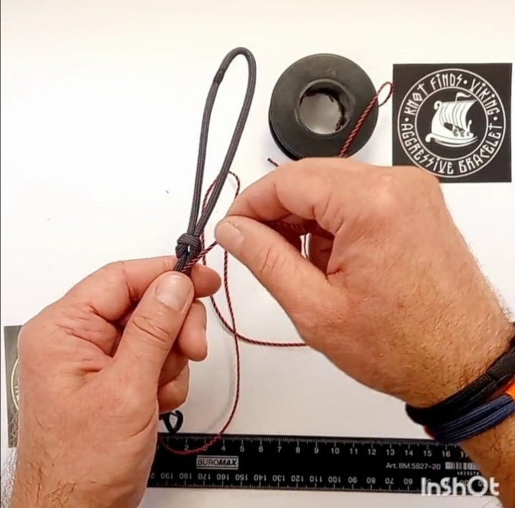 Instruction for the weaving carabiner bracelet. DIY gift. Paracord